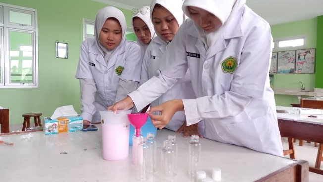 Pembuatan Sabun Cuci Tangan Sebagai Projek STEM Moega