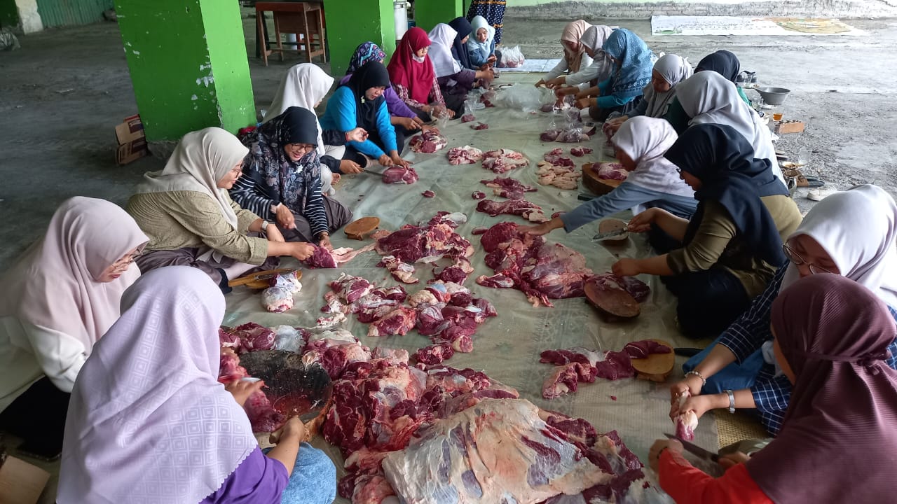 Merayakan Hari Raya Idul Adha 1446 H, SMA Muga Menyembelih 1 Ekor Sapi di Sekolah