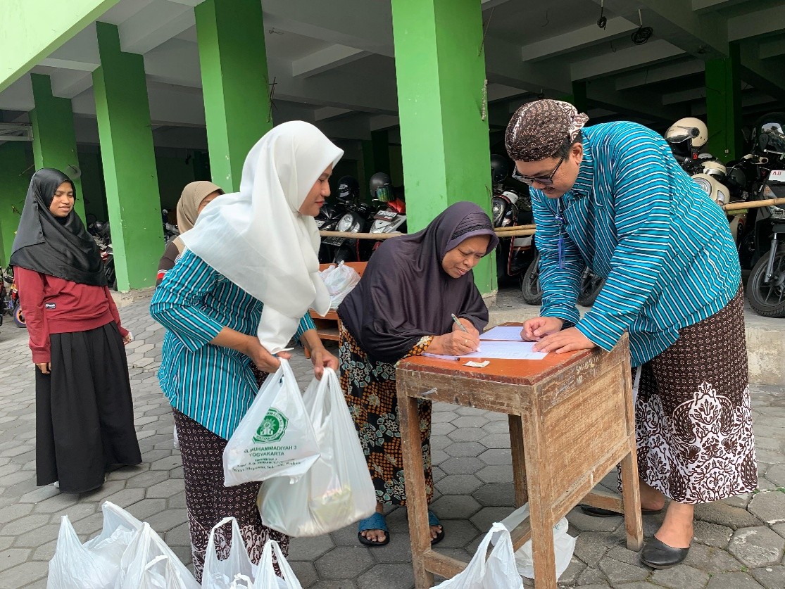 Baktisosial Milad Sma Muhammadiyah 3 Yogyakarta Ke-73  Berbagi Sembako Dan Sayuran Kepada Warga