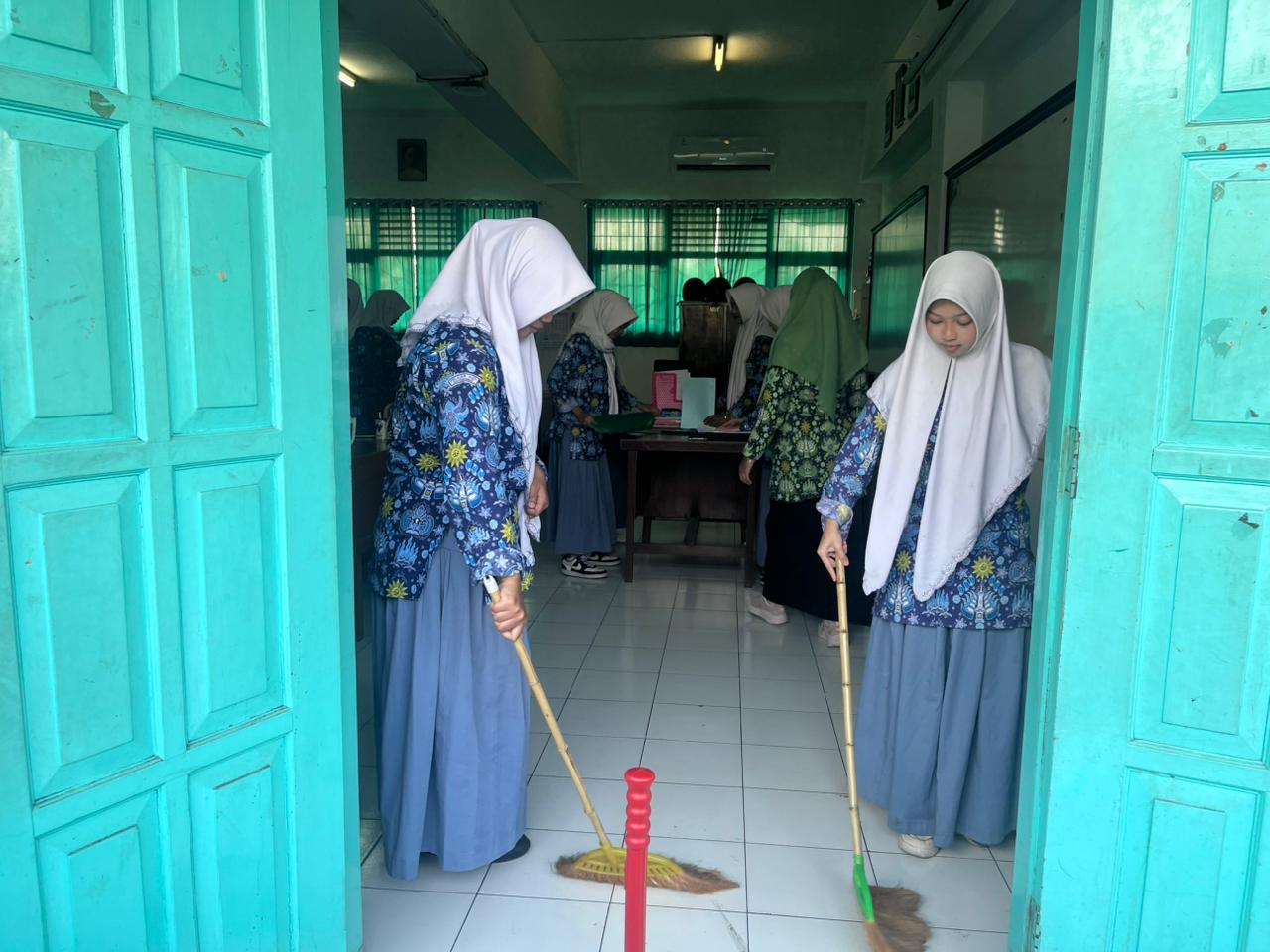 Siswa SMA Muga Gelar “Reresik Jumat Wage”, Wujudkan Lingkungan Sekolah yang Bersih dan Nyaman