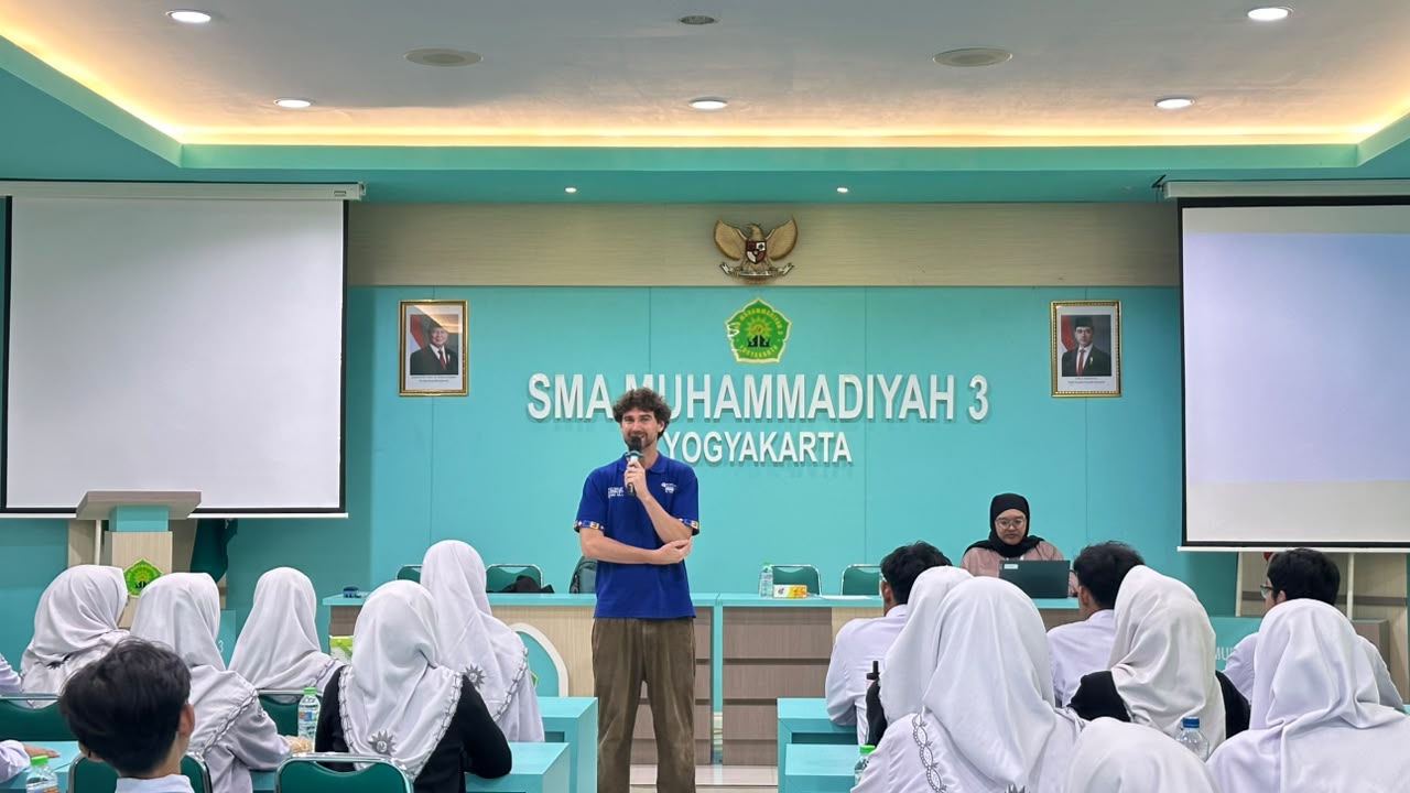 Seru dan Interaktif! Muga English Club Ikuti Cross-Cultural Exchange bersama Mr. Jacob
